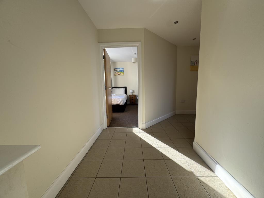 Lot: 78 - TOP FLOOR HOLIDAY APARTMENT WITH SEA VIEWS - Entrance Hall